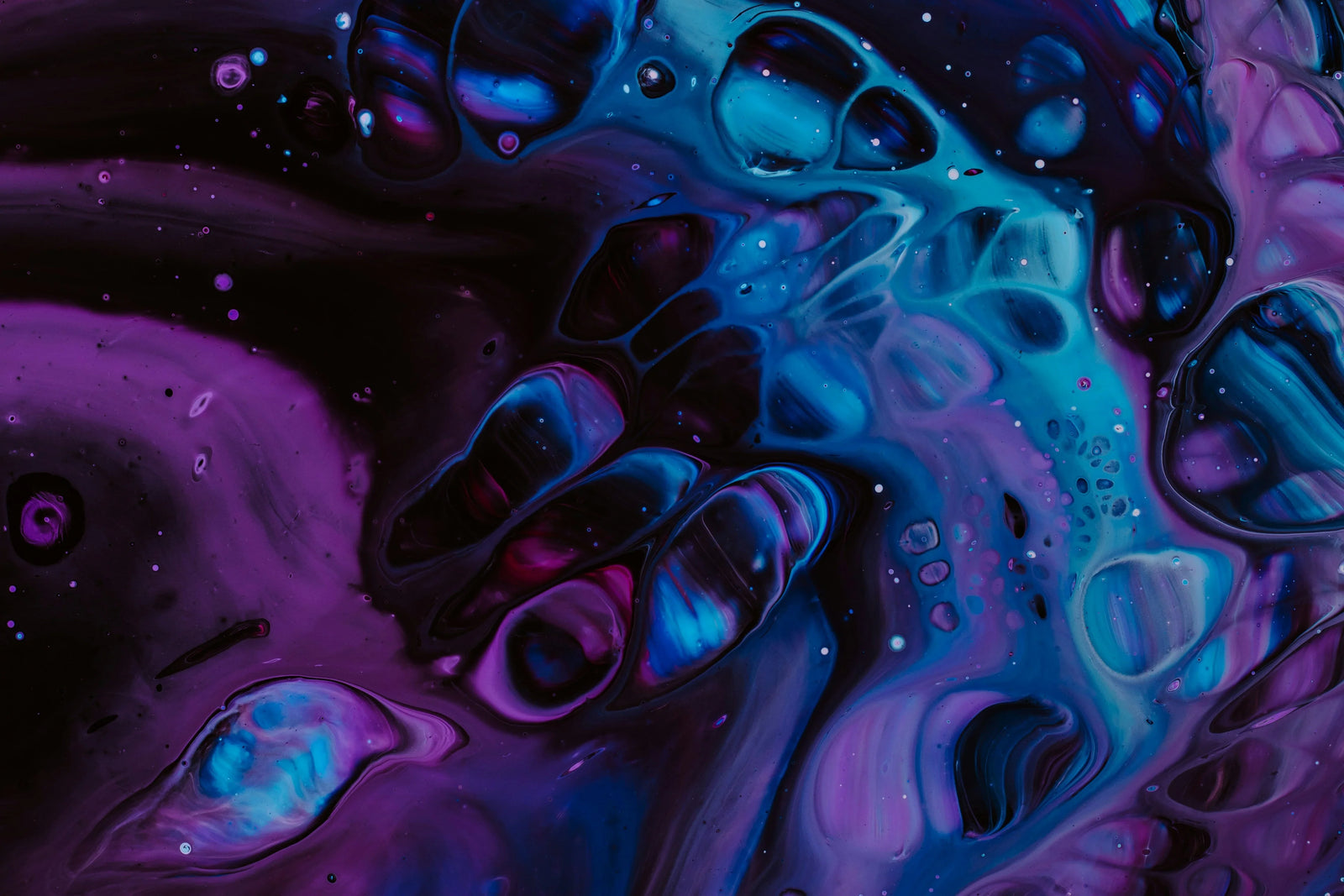 Person bereitet psychedelische Substanzen sicher vor – Fokus auf Verantwortung und harm-reduction bei NB-DMT
