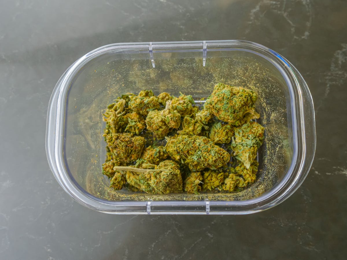 Cannabis Online Shop Deutschland Premium Blueten im Glasbehälter