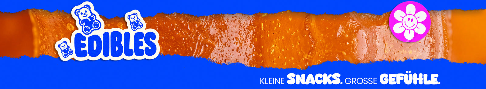 Blaues Banner mit einer Nahaufnahme eines orangefarbenen Fruchtgummis. Links steht „Edibles“, rechts ist ein pinkes Blumenlogo und unten der Schriftzug „Kleine Snacks. Große Gefühle.“
