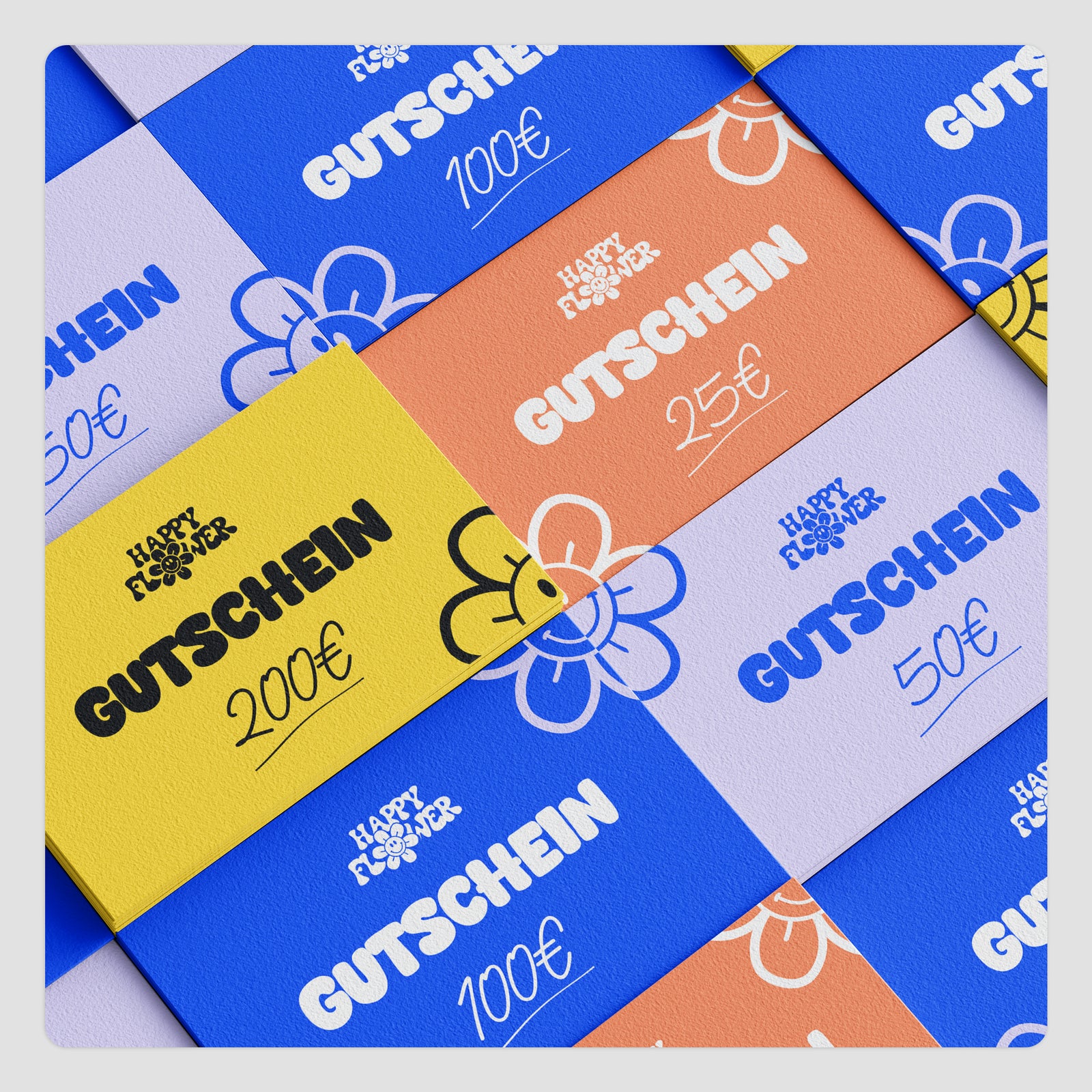 Überlappend angeordnete Happy-Flower-Gutscheinkarten in Blau, Gelb, Apricot und Helllila mit Blumenmotiven und Beträgen von 25, 50, 100 und 200 Euro.