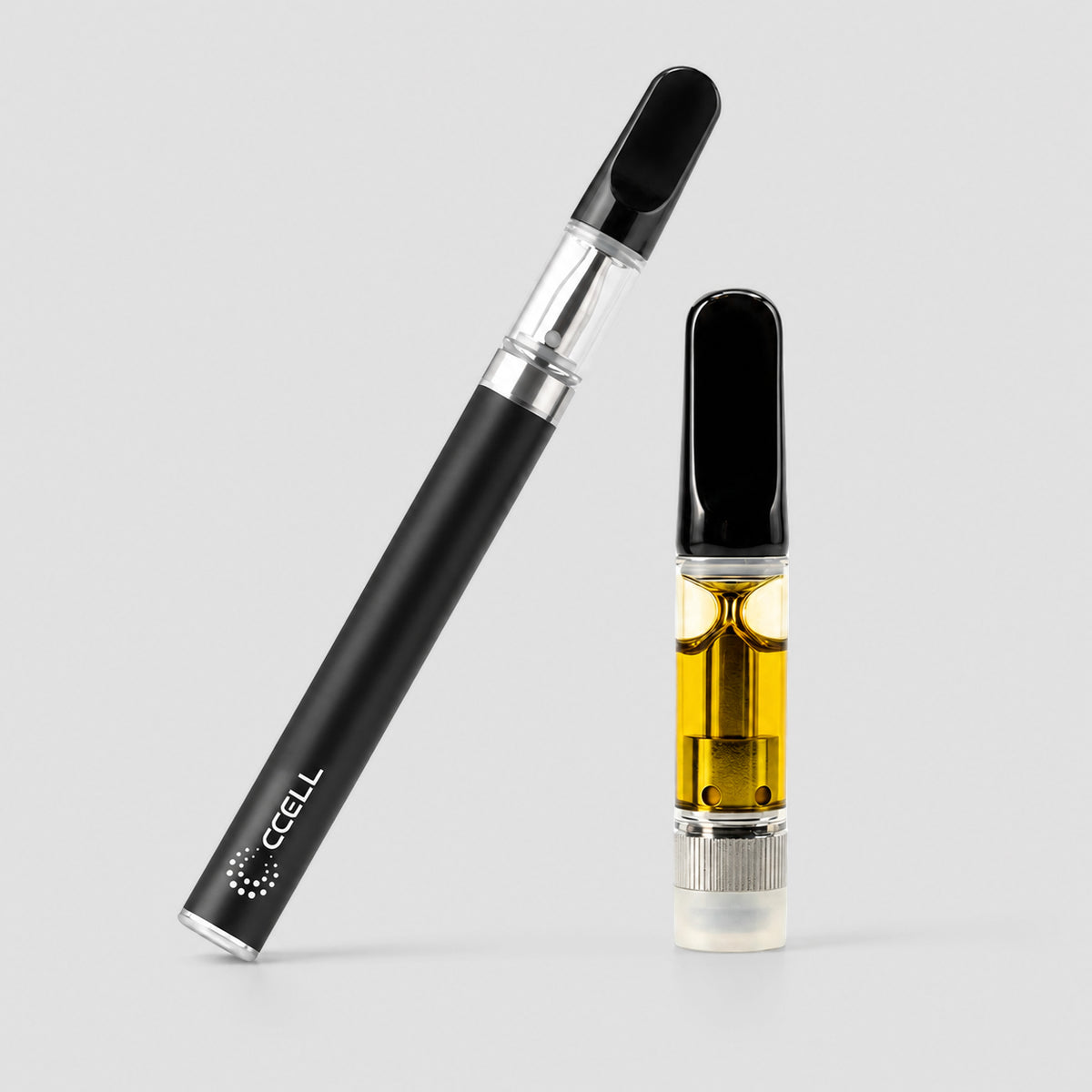Schwarzer CCELL Vape Pen und separate, mit goldgelbem THC Öl gefüllte Cartridge in einer minimalistischen Produktkomposition auf neutralem Hintergrund.