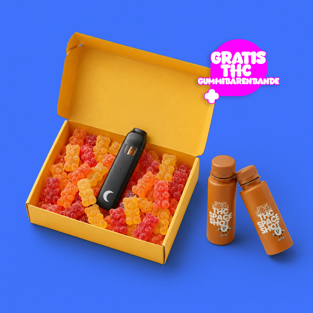 Produktbild auf blauem Hintergrund mit einer geöffneten gelben Box voller roter, gelber und orangener THC Gummibärchen. In der Box liegt ein schwarzer THC Vape. Rechts daneben stehen zwei kleine orangene Flaschen mit der Aufschrift „THC Space Shot“. Oben rechts zeigt ein pinker Sticker „Gratis THC Gummibären Bande“.