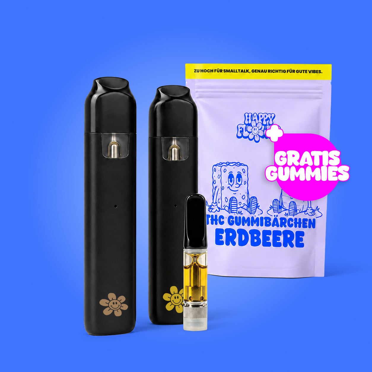 Produktbild auf blauem Hintergrund mit zwei schwarzen THC Vapes, einer kleinen Vape Kartusche und einem lilafarbenen Beutel „THC Gummibärchen Erdbeere“. Auf dem Beutel sitzt ein pinker Sticker mit der Aufschrift „Gratis Gummies“.