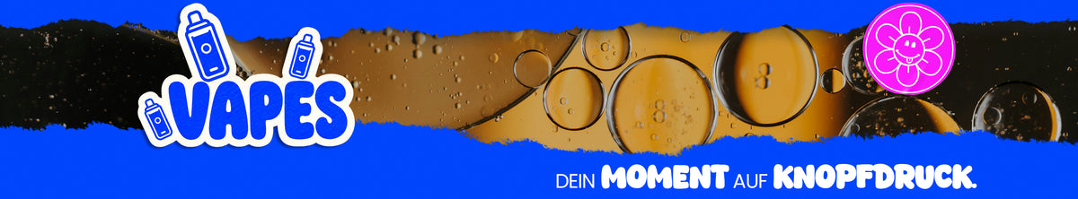Blaues Banner mit einer Nahaufnahme von goldbraunem Vape-Liquid und Luftblasen. Links steht „Vapes“, rechts ist ein pinkes Blumenlogo und unten der Schriftzug „Dein Moment auf Knopfdruck.“