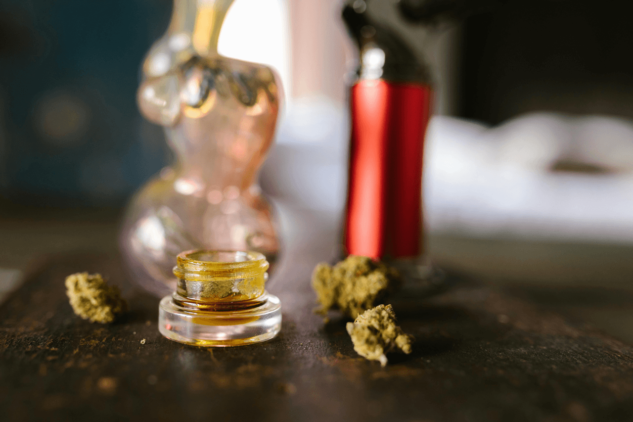 Dichte, harzige Cannabis Indica Blüten mit violetten Nuancen Dichte, harzige Cannabis Indica Blüten mit violetten Nuancen in natürlichem Licht