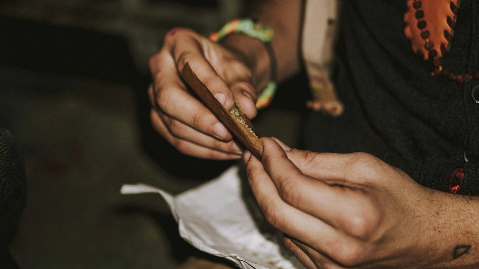 THC Vape, Gummibärchen und Joint nebeneinander – THC Vapes vs. Edibles vs. Joints im direkten Vergleich.