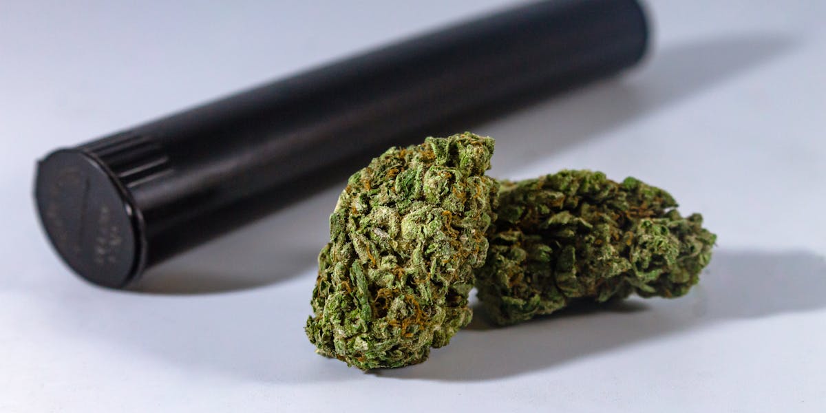 Cannabis Blüten kaufen — Hochwertige grüne Cannabis Buds in Nahaufnahme