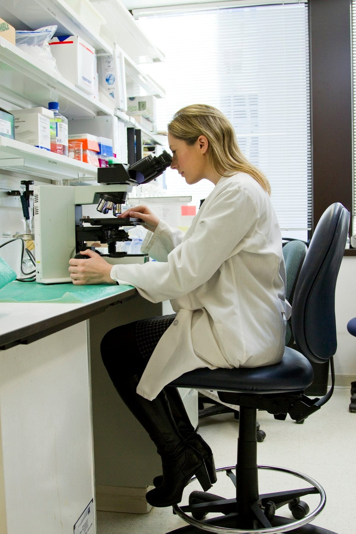 Laborwissenschaftlerin analysiert THC-Nachweisbarkeit — THC Nachweisbarkeit