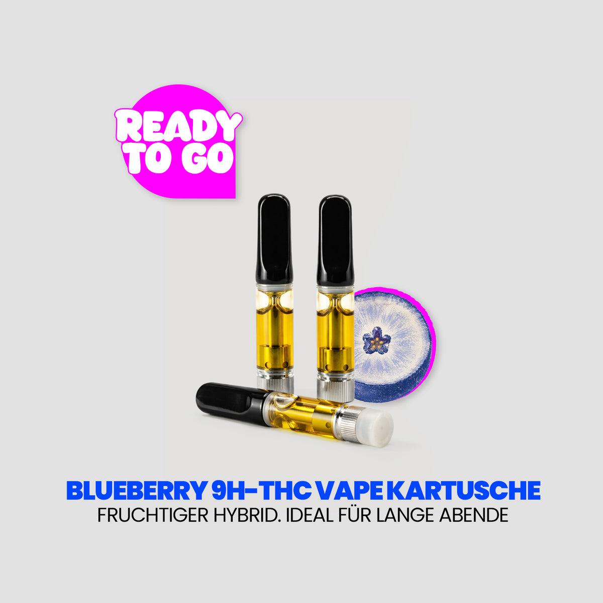 Werbegrafik für „Blueberry 9H-THC Vape Kartusche“. Drei Vape-Kartuschen mit goldener Flüssigkeit stehen und liegen auf hellem Hintergrund, daneben ist ein Blaubeer-Symbol zu sehen. Oben links steht in einer pinken Sprechblase „Ready to go“. Darunter der Claim: „Fruchtiger Hybrid. Ideal für lange Abende.“