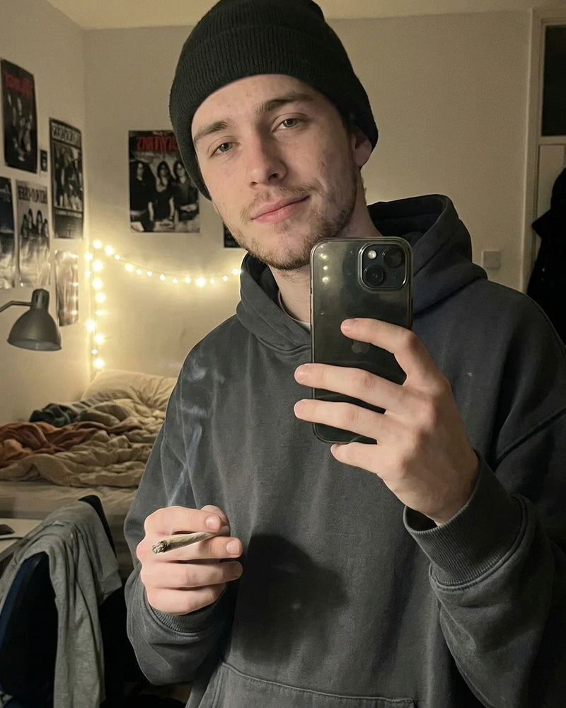 Junger Mann mit selbstgedrehtem Joint