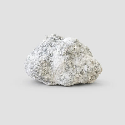Nahaufnahme eines Moonrock von Happyflower: Sichtbare Textur aus Cannabis Blüte, Hasch-Öl und Kief-Mantel für maximale Potenz.